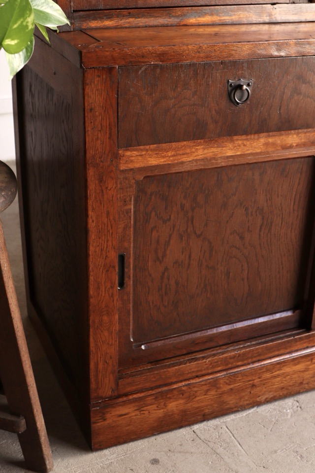 ダイヤガラスの戸棚