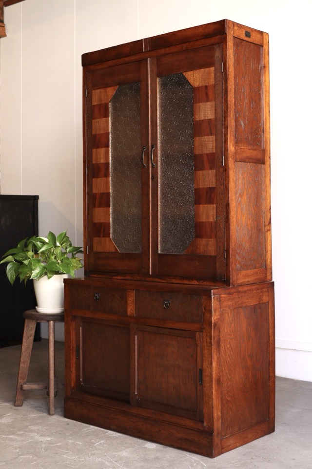 ダイヤガラスの戸棚