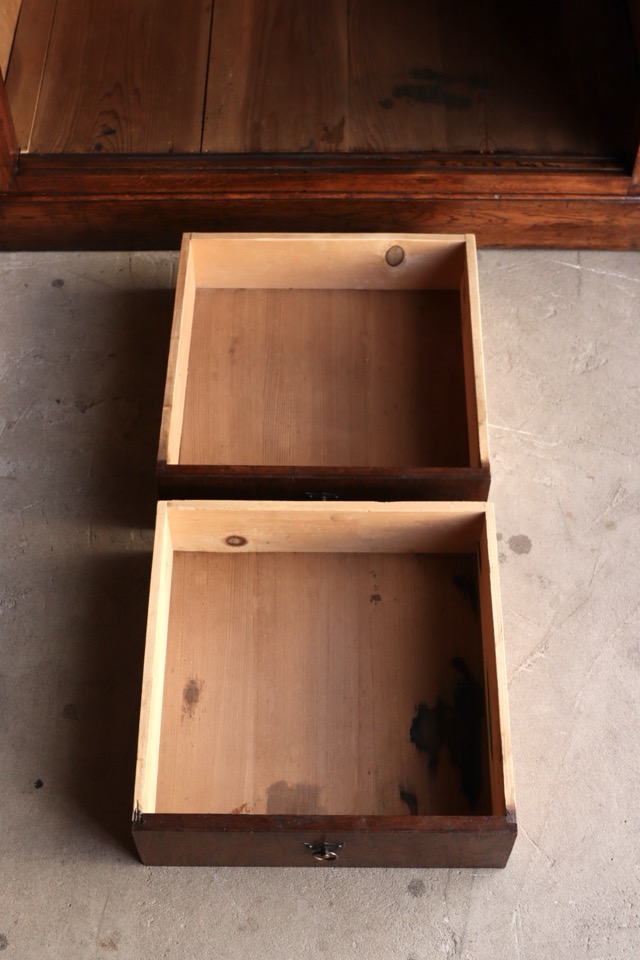 ダイヤガラスの戸棚