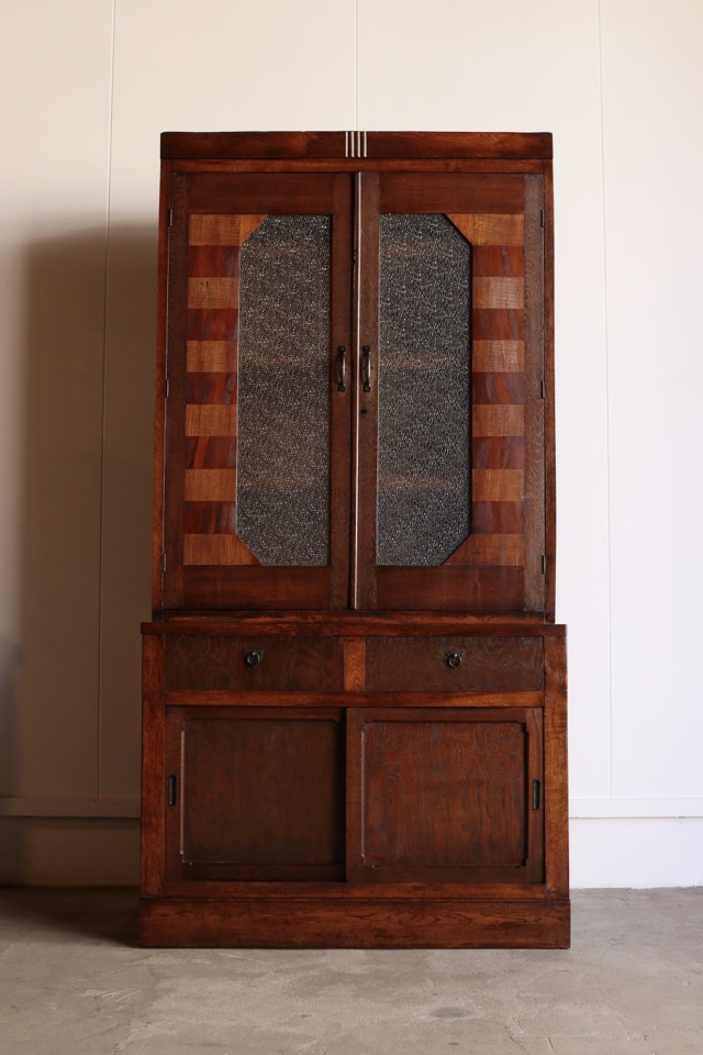 ダイヤガラスの戸棚