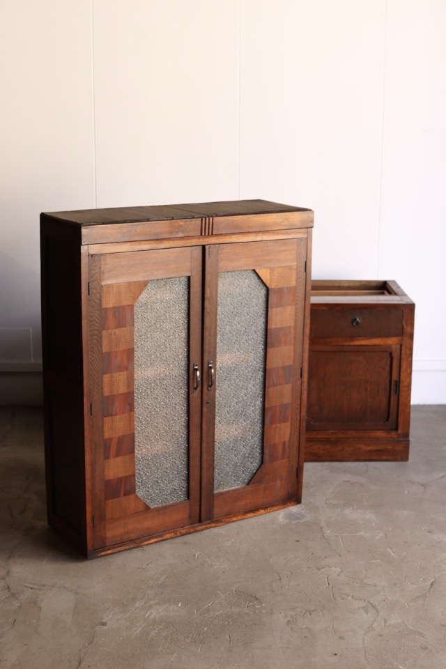 ダイヤガラスの戸棚