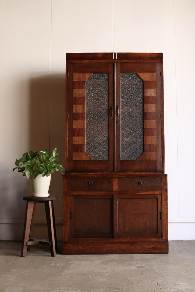 ダイヤガラスの戸棚