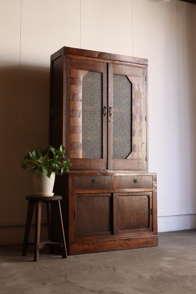 ダイヤガラスの戸棚