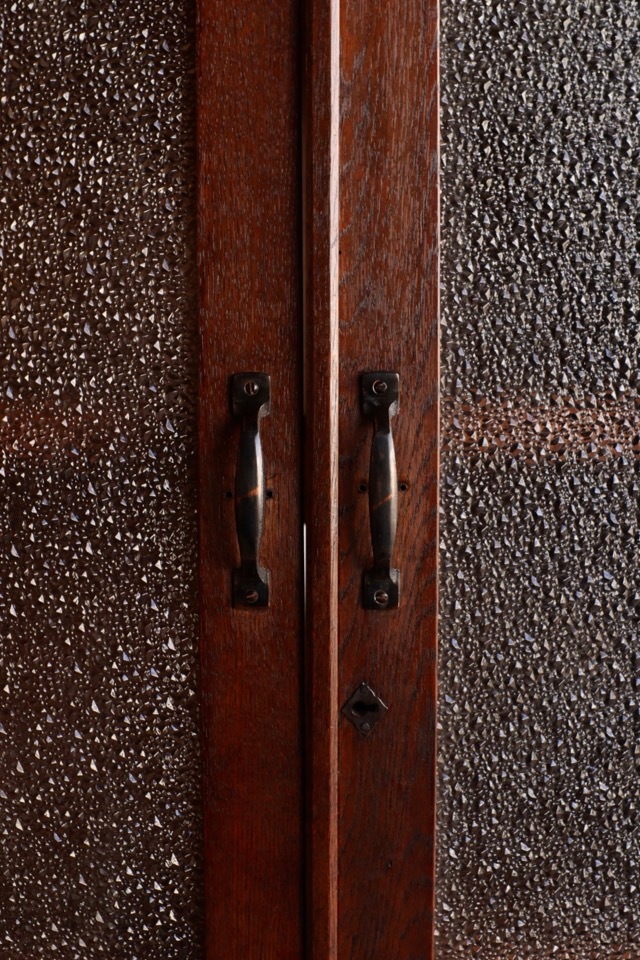 ダイヤガラスの戸棚