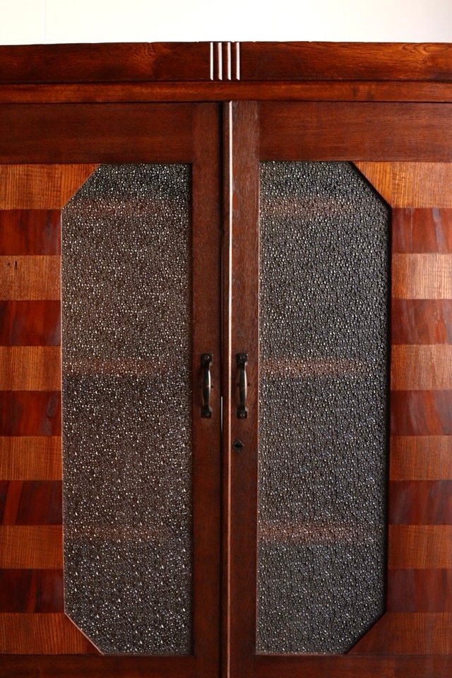 ダイヤガラスの戸棚