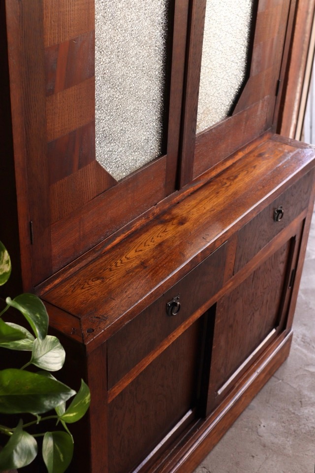 ダイヤガラスの戸棚