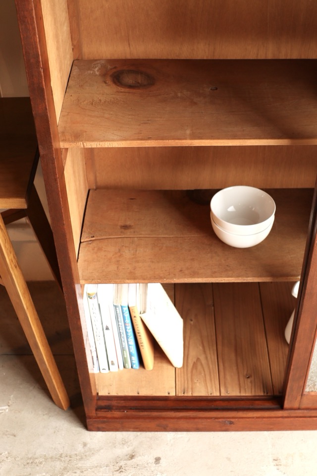 ダイヤガラスの引戸棚