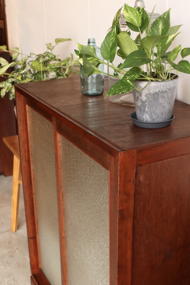 ダイヤガラスの引戸棚