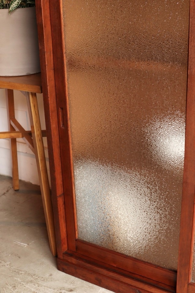 ダイヤガラスの引戸棚