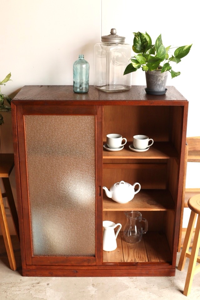 ダイヤガラスの引戸棚