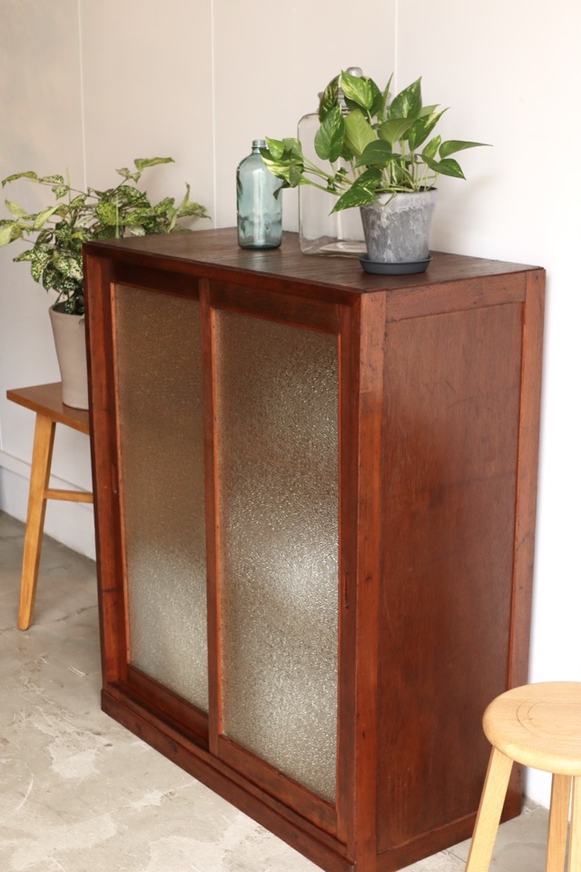 ダイヤガラスの引戸棚