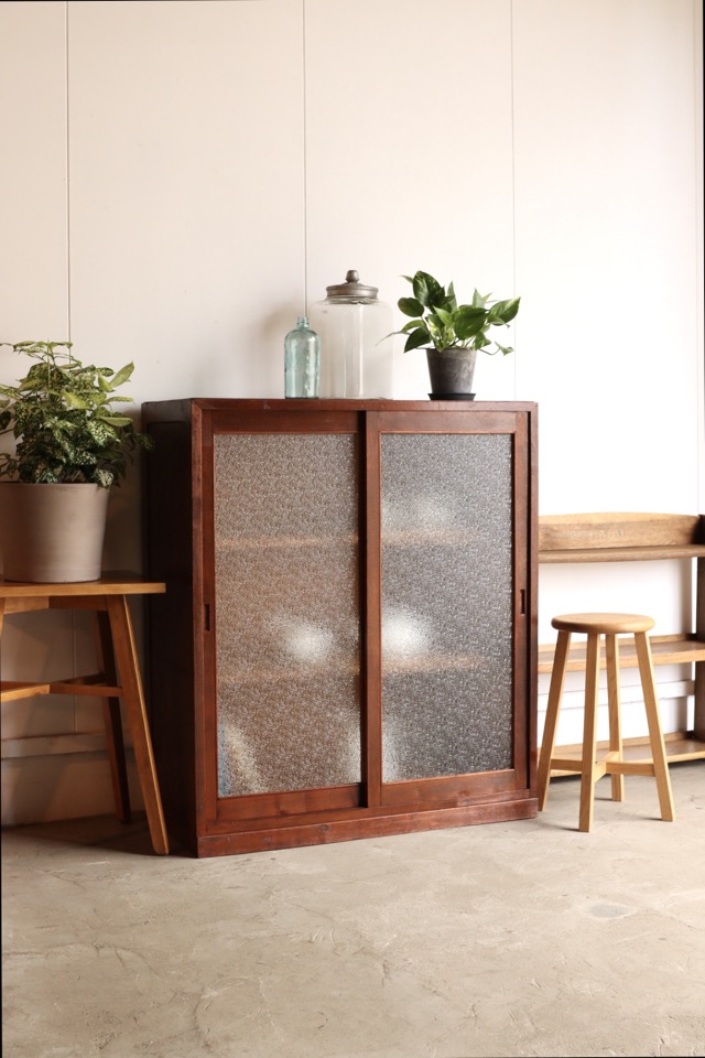 ダイヤガラスの引戸棚