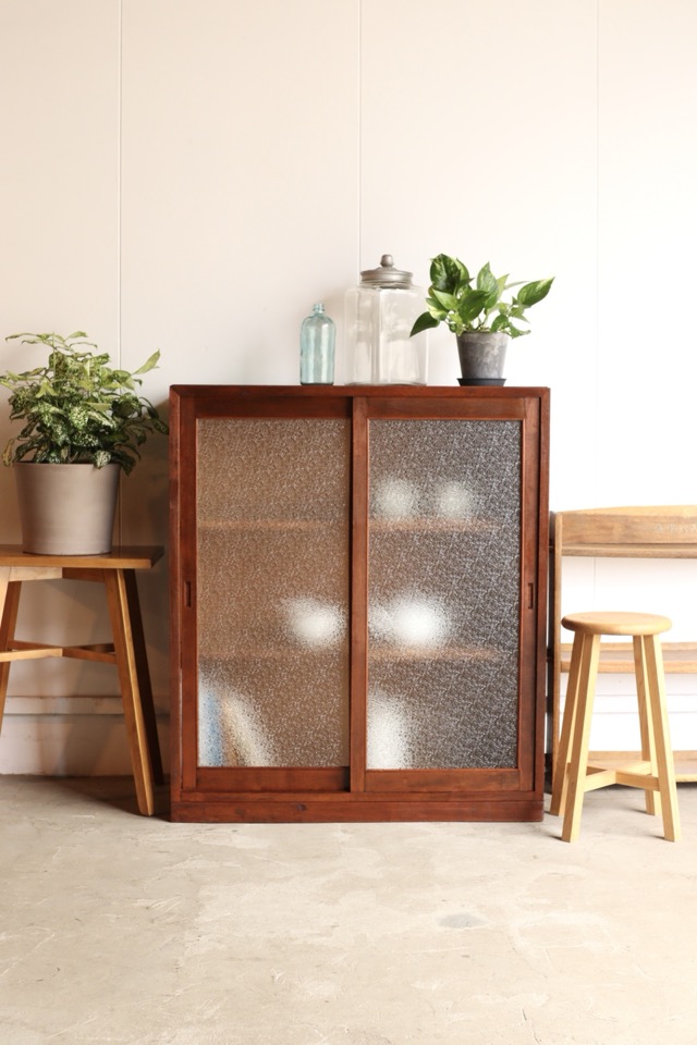 ダイヤガラスの引戸棚