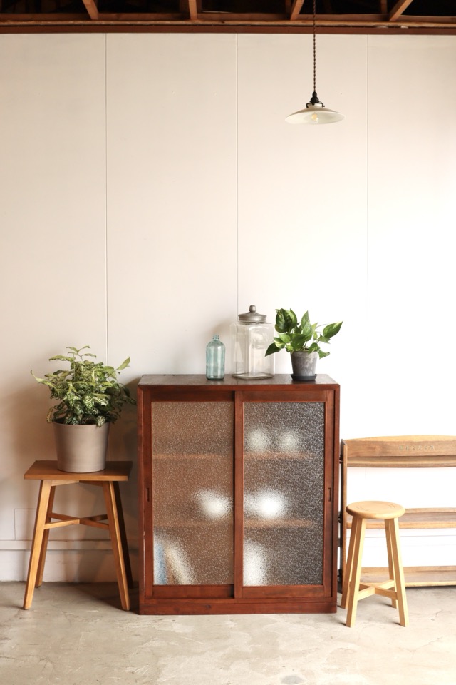 ダイヤガラスの引戸棚