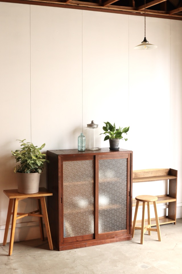 ダイヤガラスの引戸棚