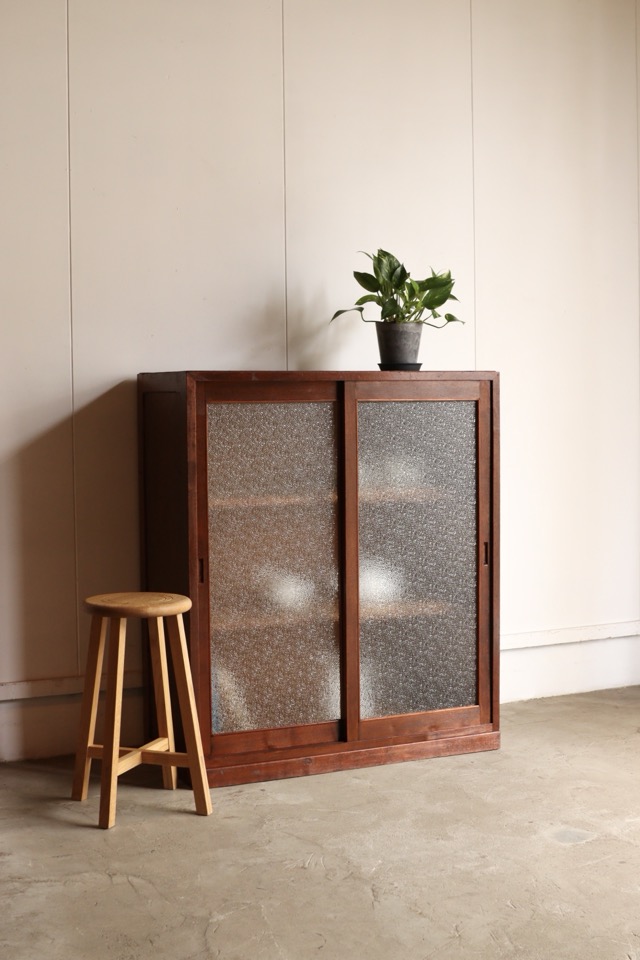 ダイヤガラスの引戸棚