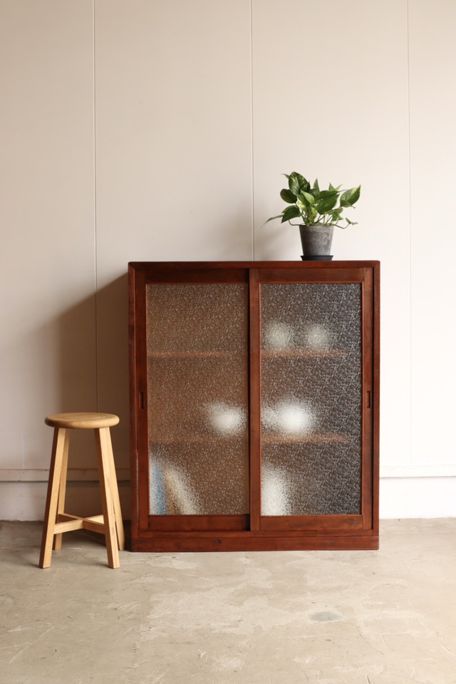 ダイヤガラスの引戸棚