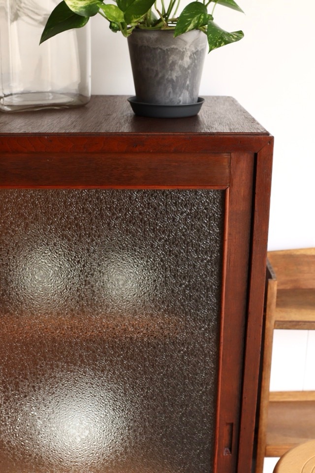 ダイヤガラスの引戸棚