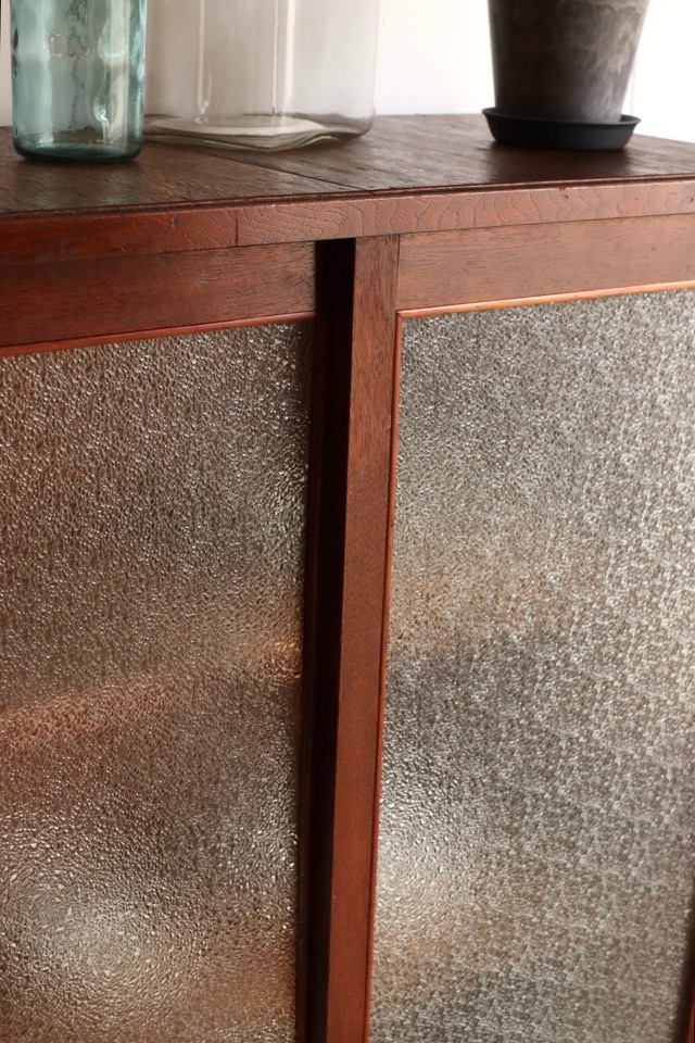 ダイヤガラスの引戸棚