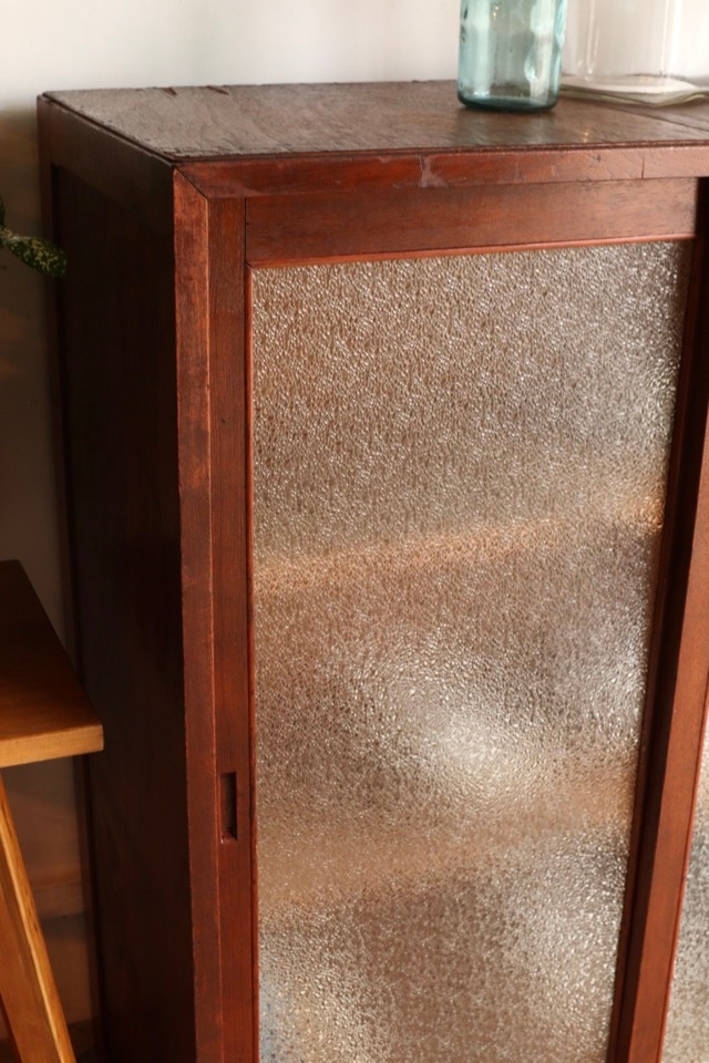 ダイヤガラスの引戸棚