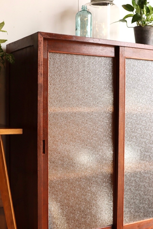 ダイヤガラスの引戸棚