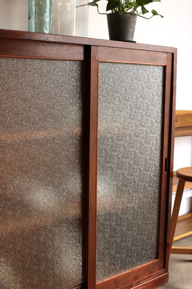 ダイヤガラスの引戸棚