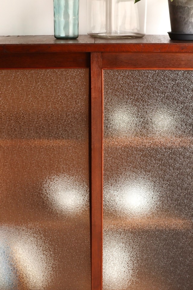 ダイヤガラスの引戸棚