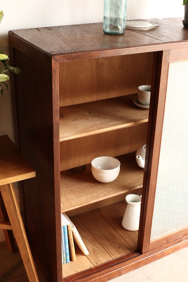 ダイヤガラスの引戸棚