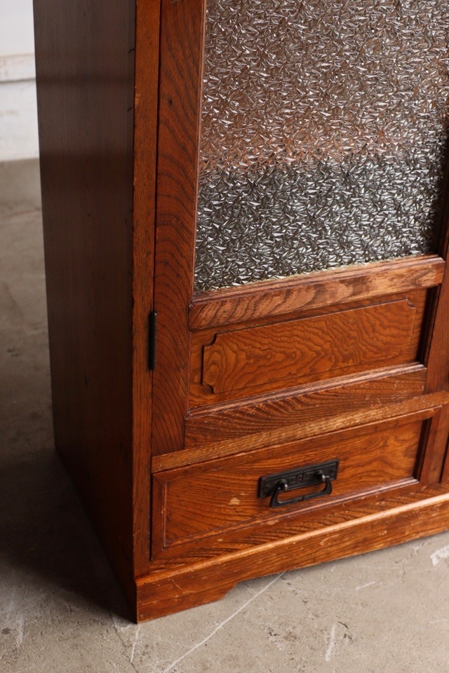 ダイヤガラスの戸棚