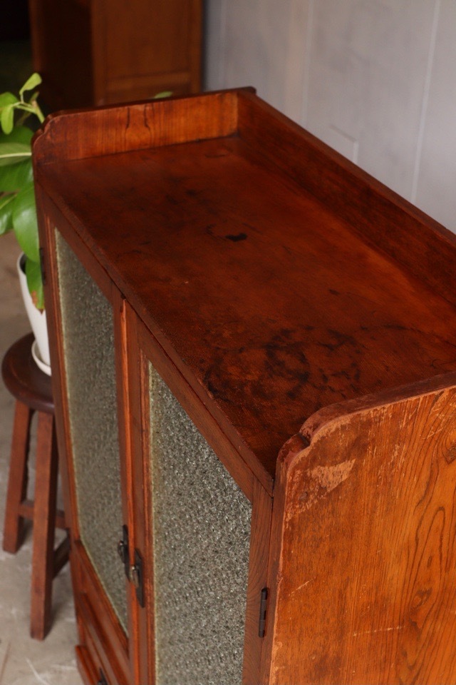 ダイヤガラスの戸棚