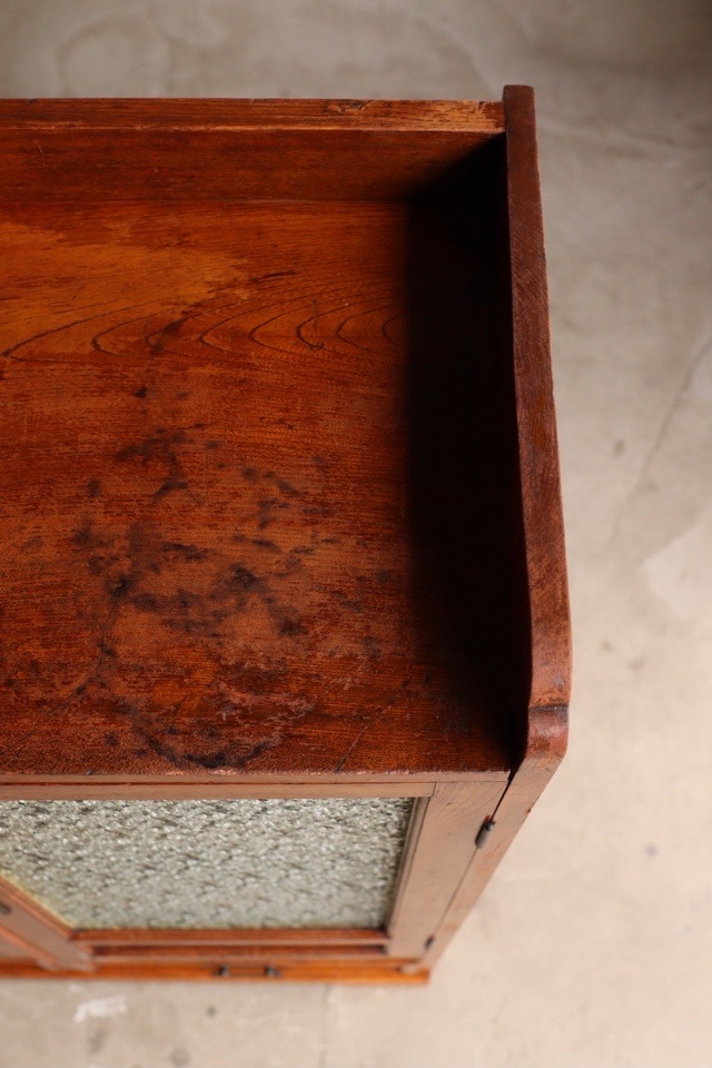 ダイヤガラスの戸棚