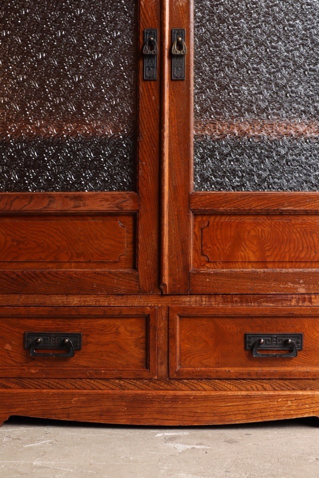 ダイヤガラスの戸棚