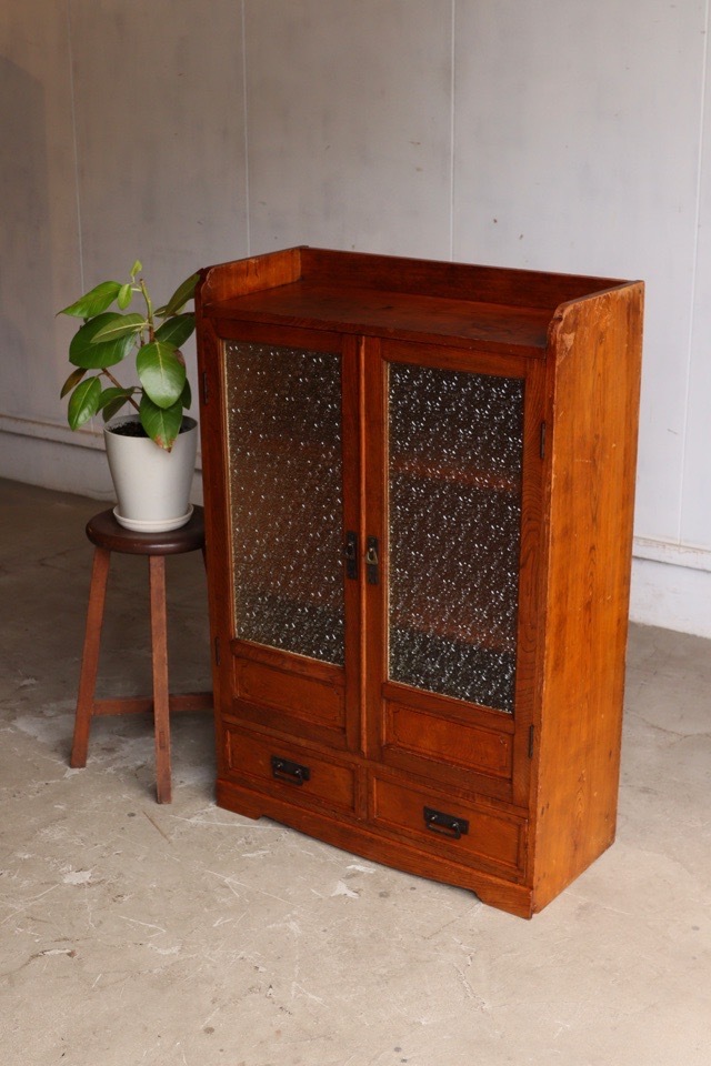 ダイヤガラスの戸棚