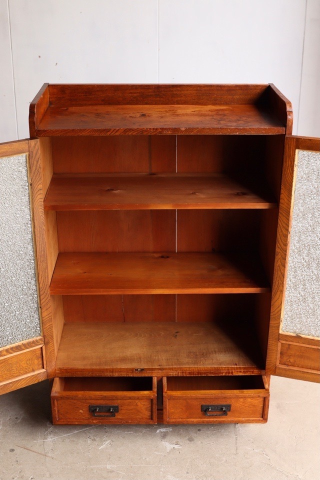 ダイヤガラスの戸棚