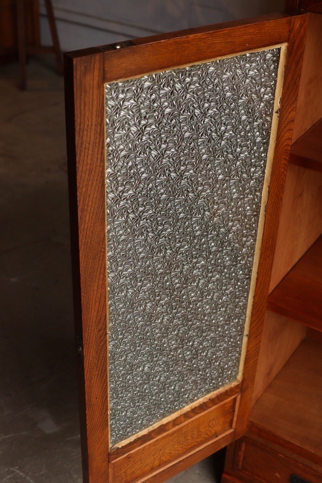 ダイヤガラスの戸棚