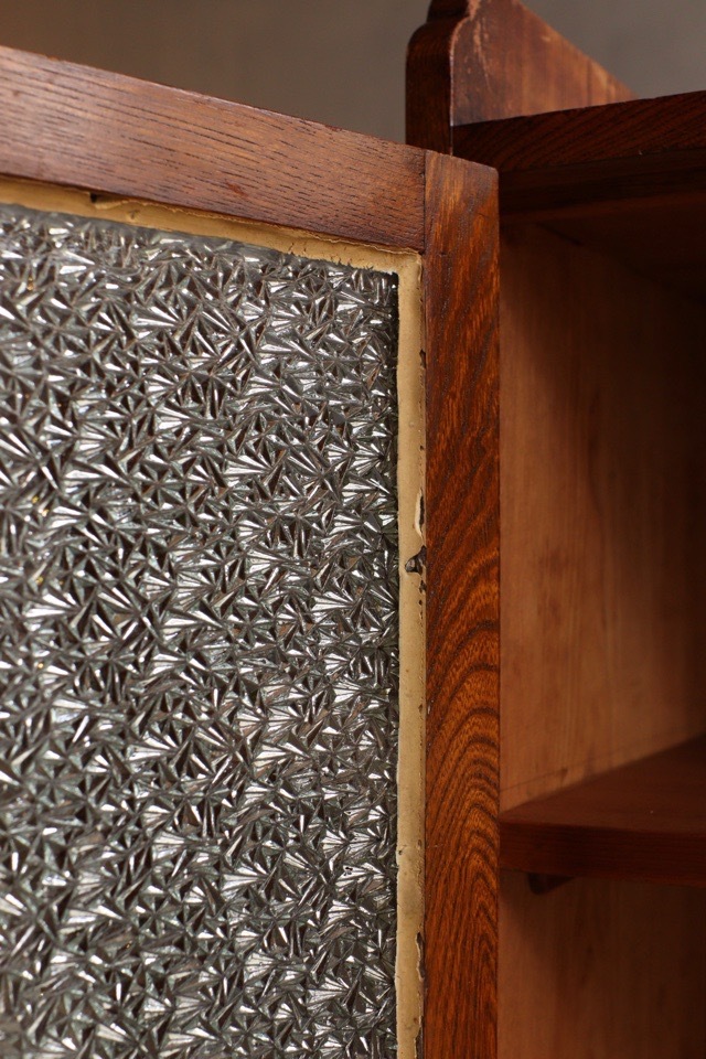 ダイヤガラスの戸棚