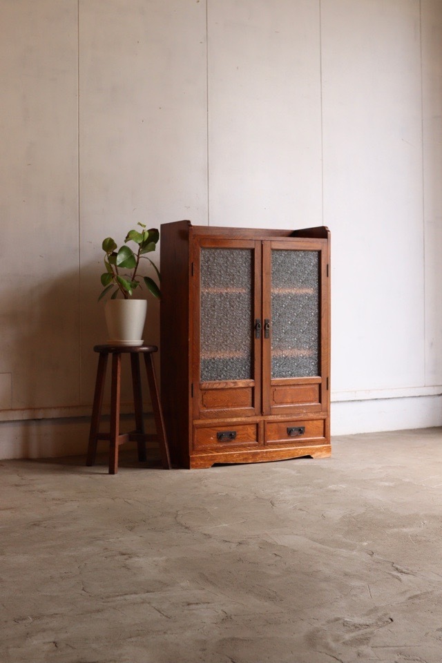 ダイヤガラスの戸棚