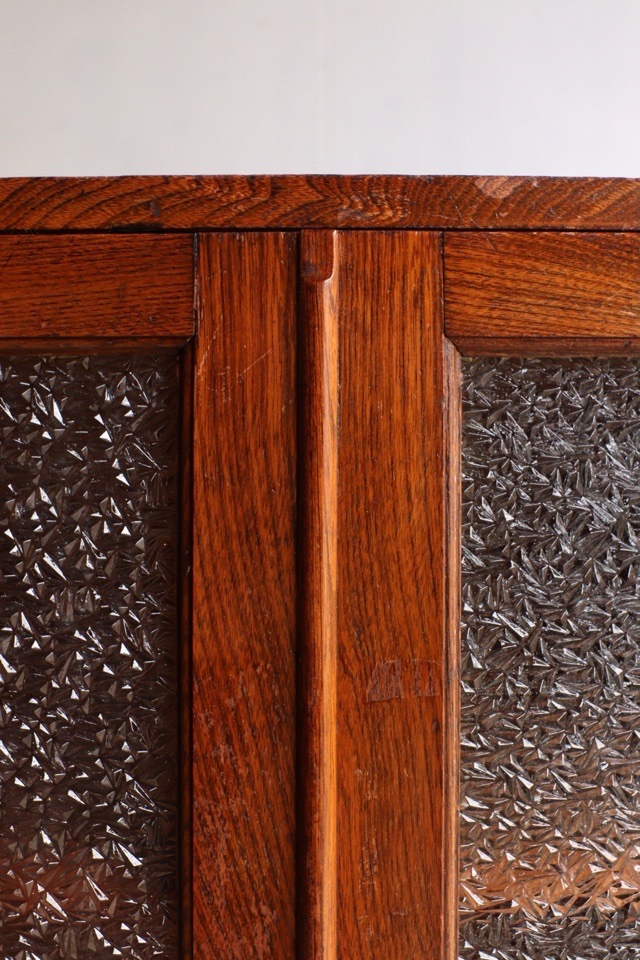 ダイヤガラスの戸棚