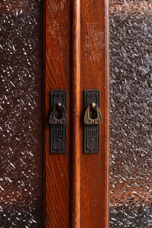 ダイヤガラスの戸棚