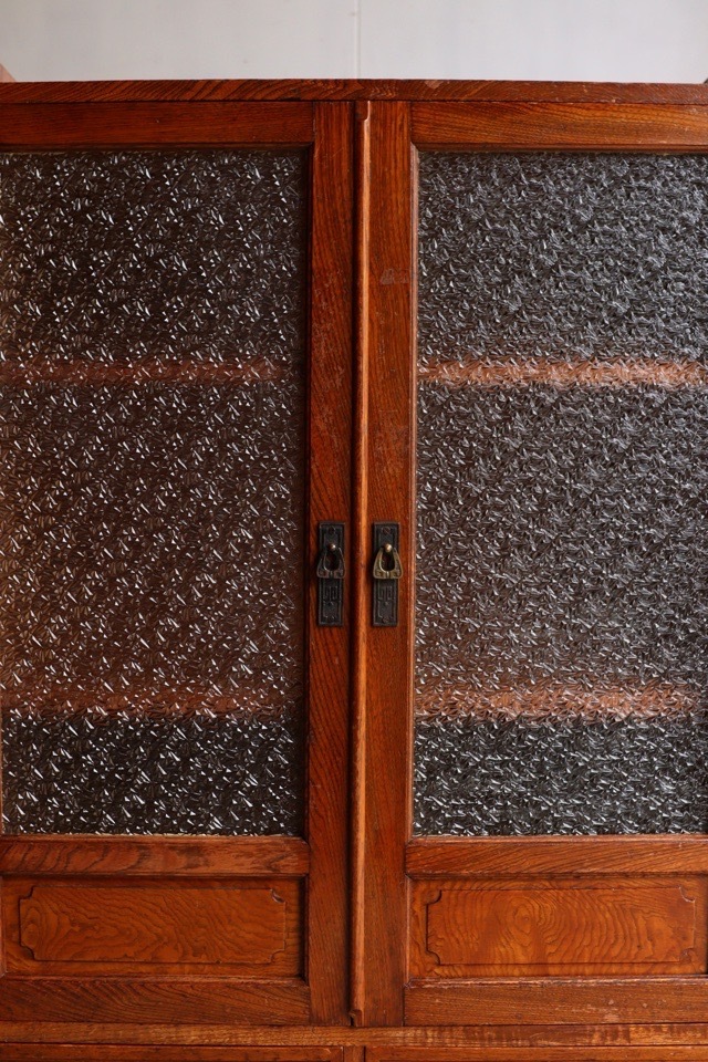 ダイヤガラスの戸棚