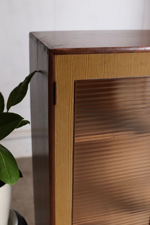 モールガラスの戸棚