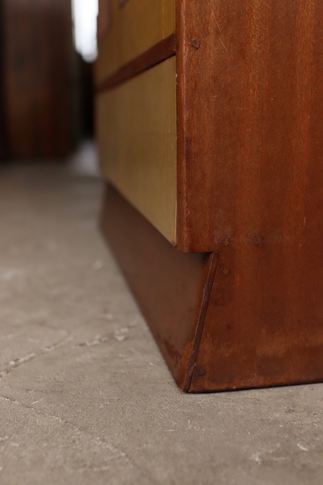 モールガラスの戸棚