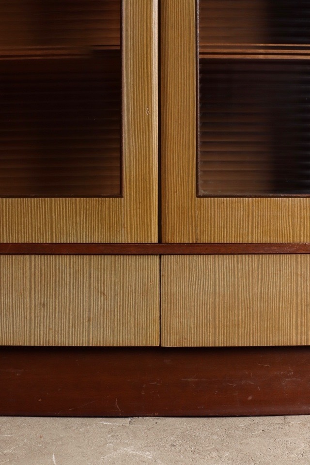 モールガラスの戸棚