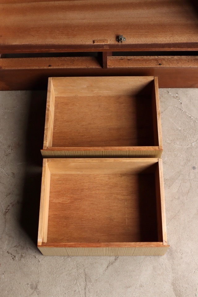 モールガラスの戸棚