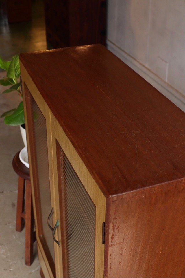 モールガラスの戸棚