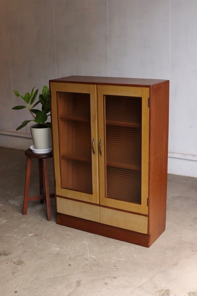 モールガラスの戸棚