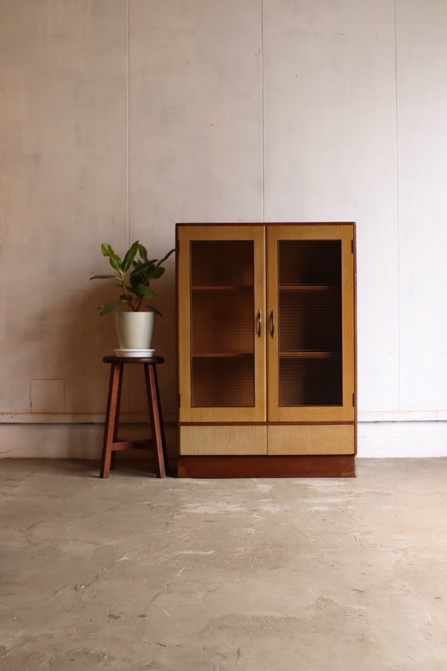 モールガラスの戸棚