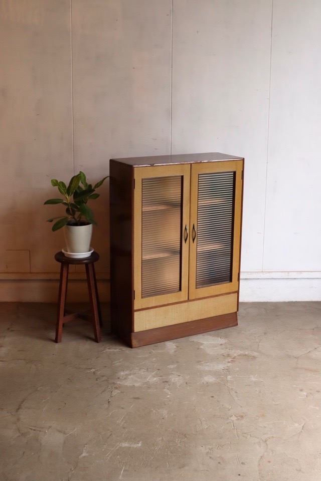 モールガラスの戸棚