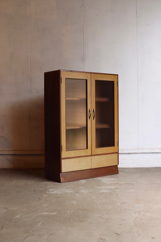 モールガラスの戸棚