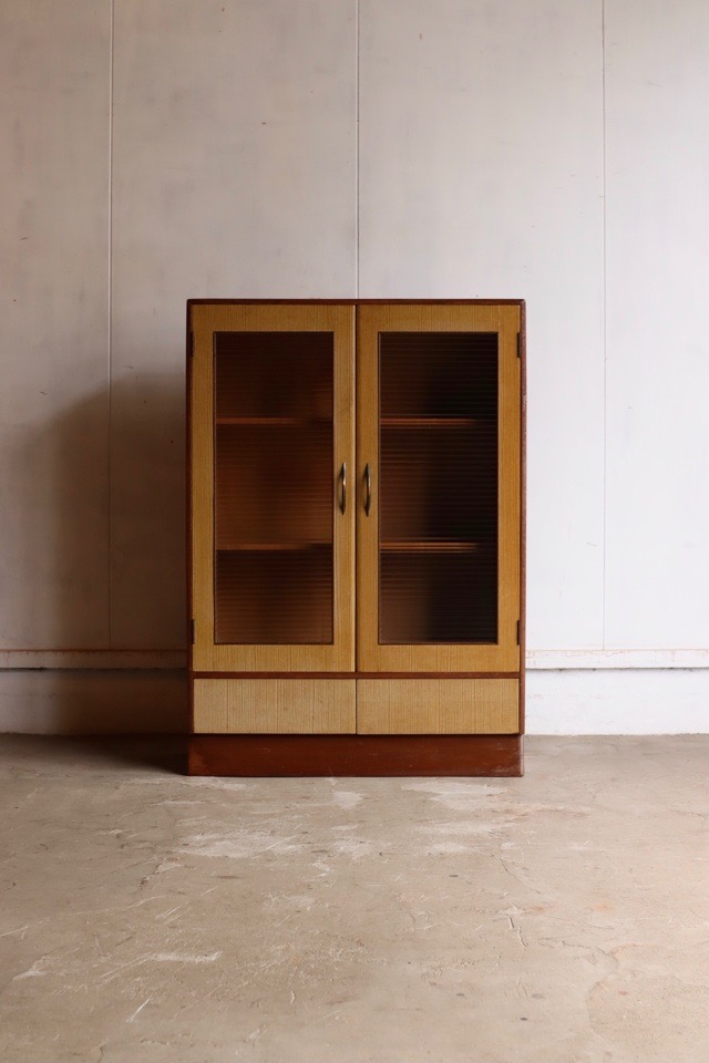 モールガラスの戸棚